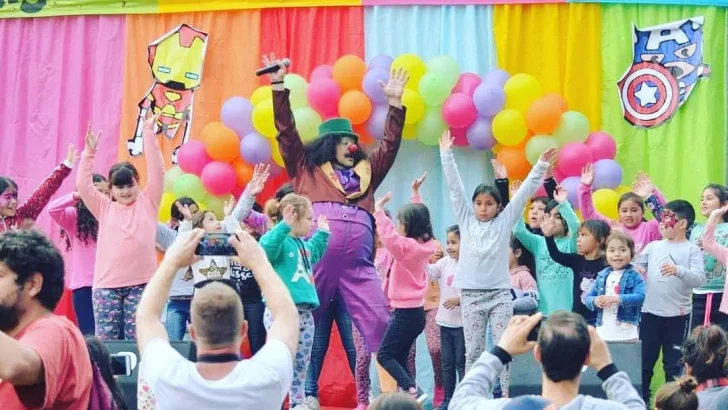 Oliveros festeja el Día del Niño entregando golosinas casa por casa