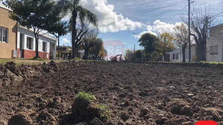 Comenzó pavimentación frente a la comisaría 12º