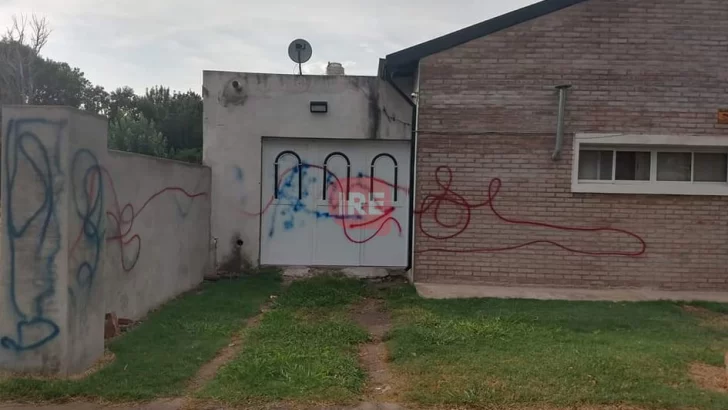 Vandalismo: Le pintaron con aerosol todo el frente de la casa