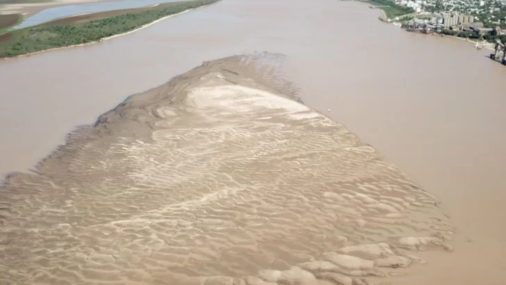 Un inmenso banco de arena emergió en medio del Paraná