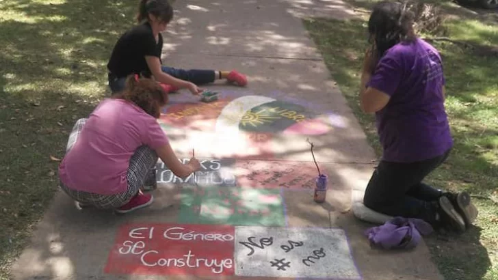 Mujeres de Andino repudiaron el valdalismo en su rayuela y siguen dejando mensajes