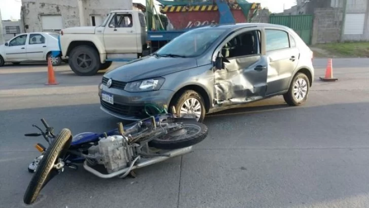 Un auto y una moto chocaron: Un hombre resultó con quebraduras