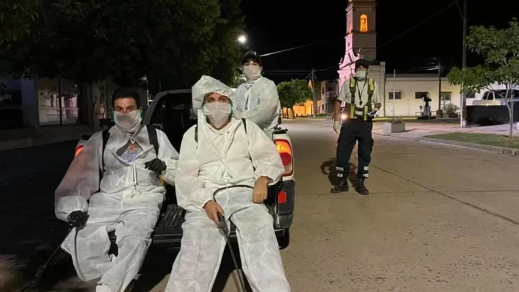 Serodino comenzó anoche a desinfectar espacios comunes