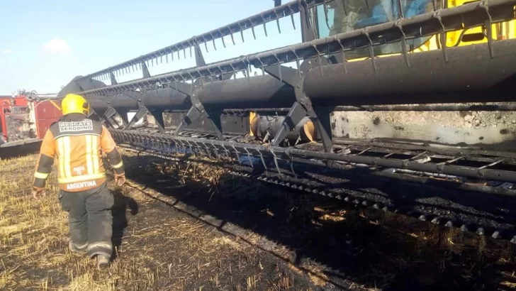 Una cosechadora ardió en llamas en la zona rural entre Serodino y Andino