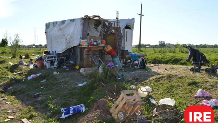 Silvia con sus siete hijos viven a la vera del canal Maciel: Sin luz, sin agua y sin baño