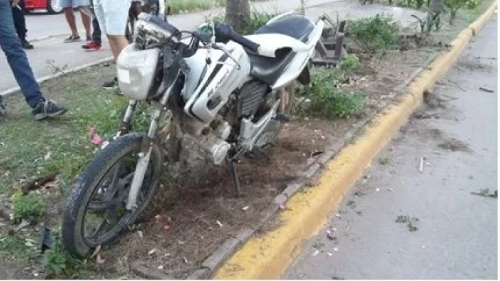 Un motociclista se subió al cantero y cayó del vehículo