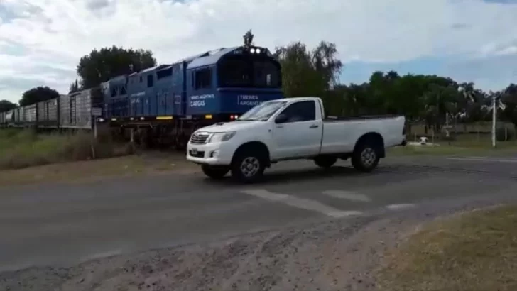 Imprudencia al volante: Cruzó las vías mientras arribaba el tren