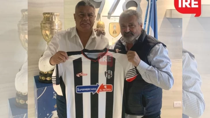 El presidente de la AFA recibió la camiseta del Club Atlético Timbuense