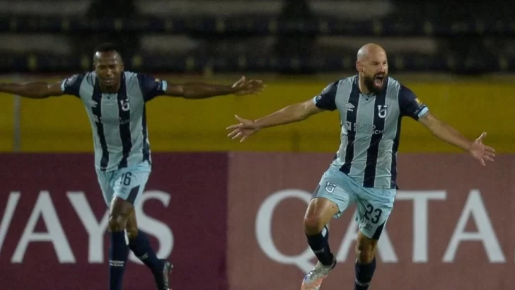 De la mano de Tévez, U. Católica pasó de fase en la Libertadores