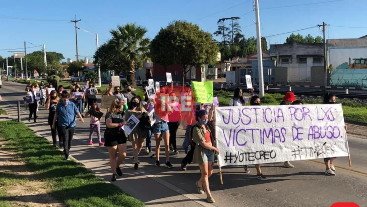 Las mujeres coparon las calles de Timbúes y pidieron justicia por las víctimas de abuso