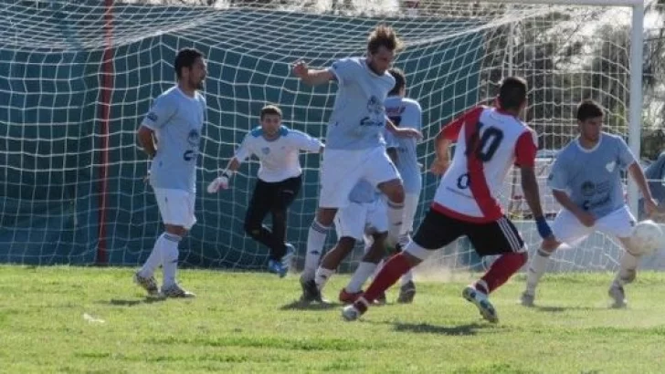 Con un expulsado, el Sportivo Belgrano sacó ventaja contra Unión