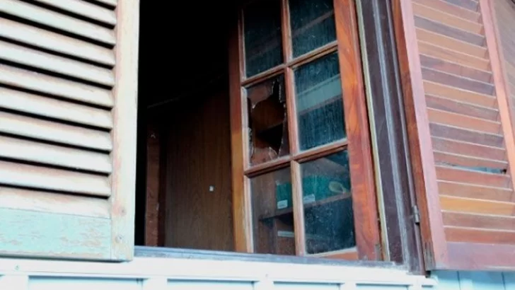 Violentaron la ventana de una cabaña, revolvieron todo y robaron un televisor