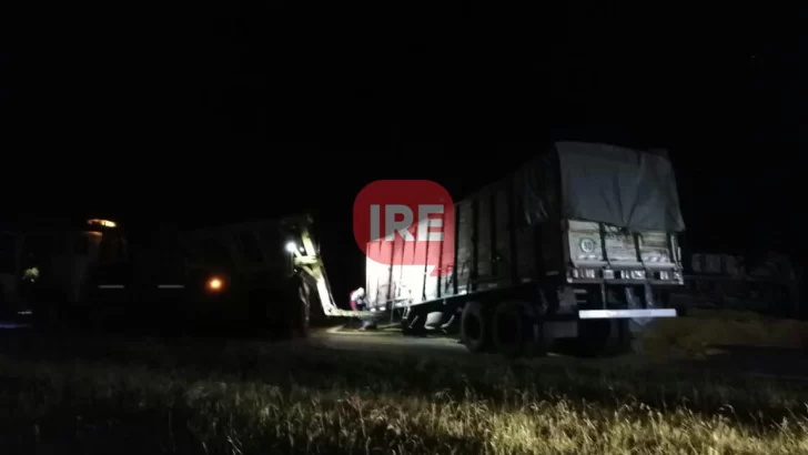 Un camión volcó su carga sobre la autopista tras un accidente