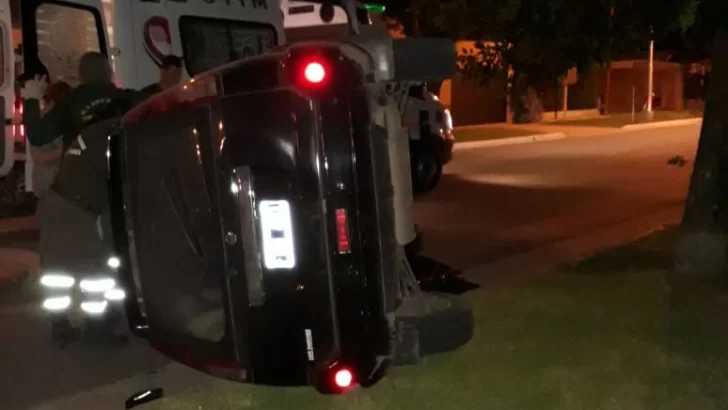 Estaba borracho, huyó de un control y terminó volcando