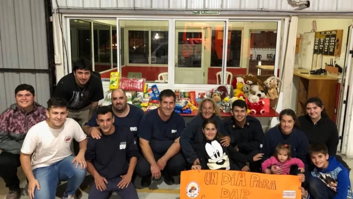 Fue un gran “día para dar”: Bomberos juntaron alimentos y juguetes