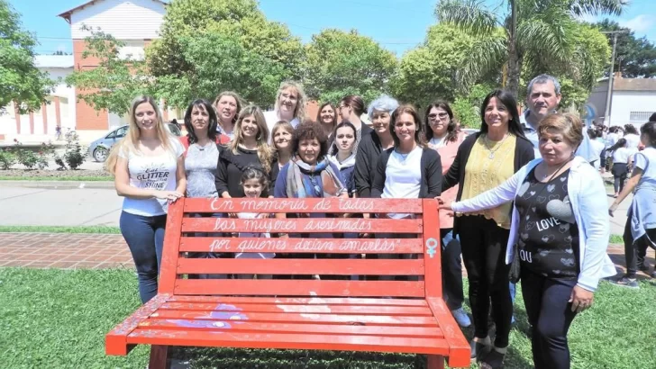 Con un emotivo acto quedó inaugurado el banco rojo