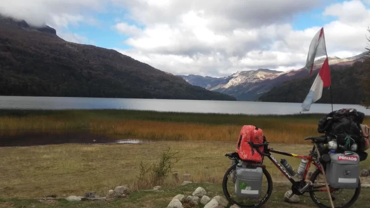 Un macielense recorre en bicicleta la ruta 40 con su gatito