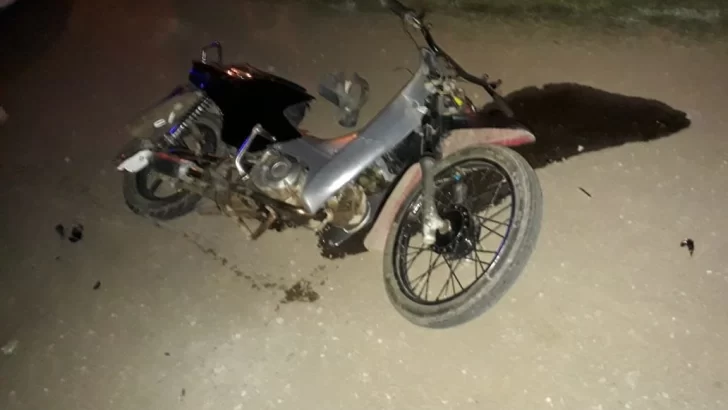 Una camioneta y una moto impactaron en una esquina