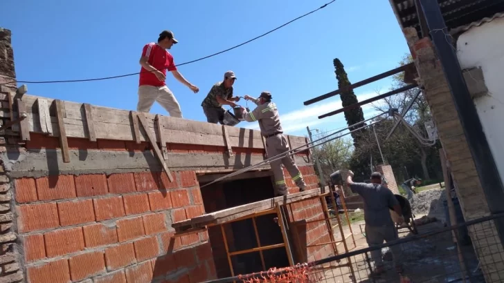 Llegó el segundo depósito para los baños de la Escuela N° 980