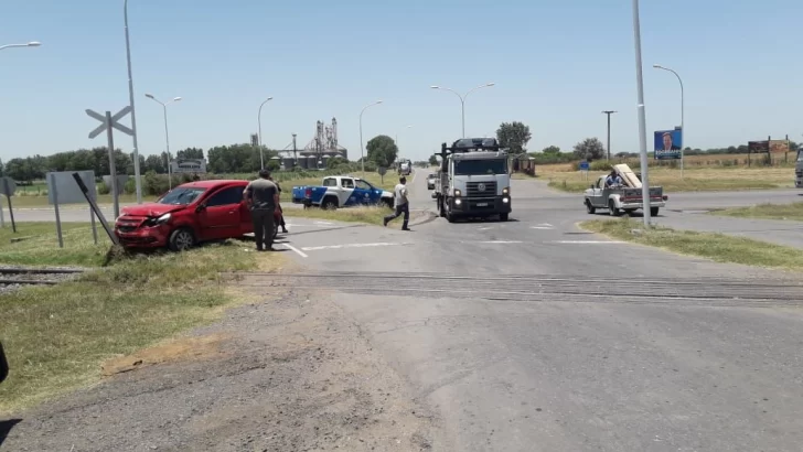 Un auto chocó contra un camión de la EPE en el acceso a Gaboto