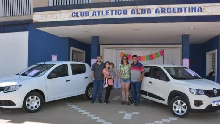 ¡Alegría! Alba entregó dos autos del megasorteo de Las Parejas