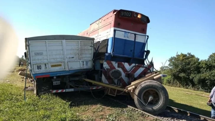 Fortísimo impacto de un tren a un camión: lo “partió” al medio