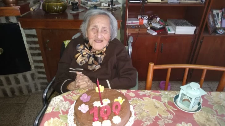 Una abuela cumplió 100 años y lo celebró llena de amor en la pandemia