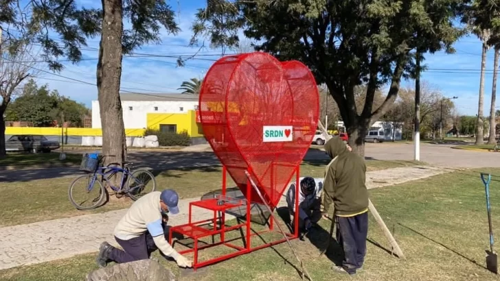 Amor, solidaridad y reciclado: Serodino instalo corazones para juntar tapitas