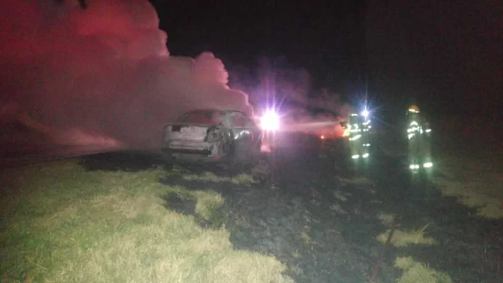 Viajaba de Maciel a Barrancas y su auto fue consumido por las llamas