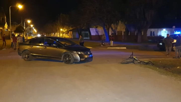 Un auto y una moto impactaron en una esquina de Puerto Gaboto