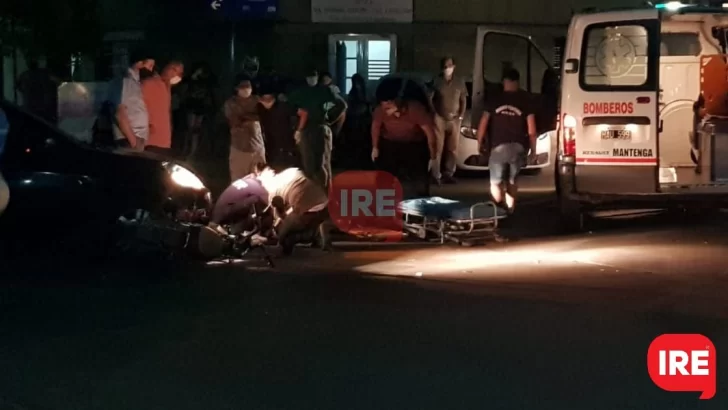Fuerte choque entre un auto y una moto en Barrancas: Una joven lesionada