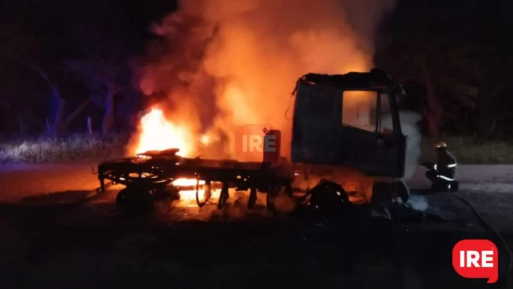 Un camión fue consumido por las llamas en Timbúes: No hubo heridos