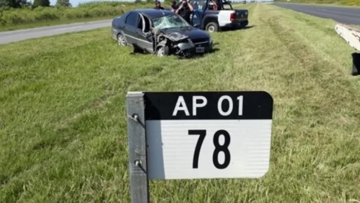 Fuerte choque entre un camión y un auto en Barrancas: Un herido