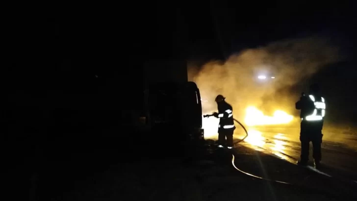 Monje: Un camión fue consumido por las llamas en la autopista