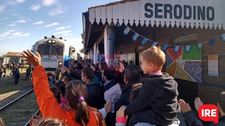 Día histórico: El tren volvió a frenar en Serodino y emocionó a todos