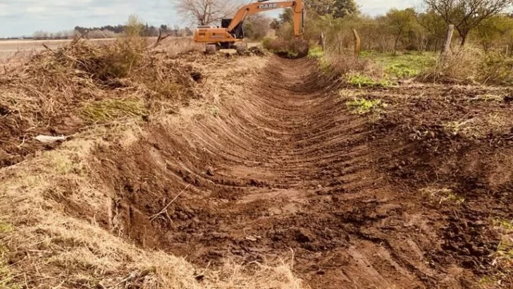 Oliveros realiza mantenimiento de 2.100 metros de desagües por calle Rivadavia