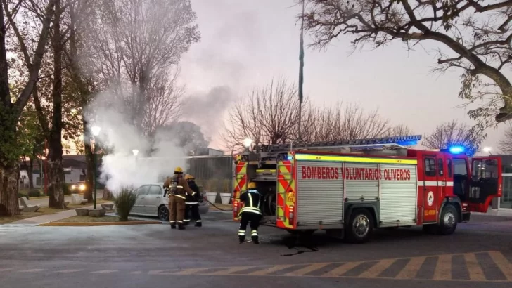 Se incendió un auto estacionado en el Hospital de Timbúes: No hay heridos