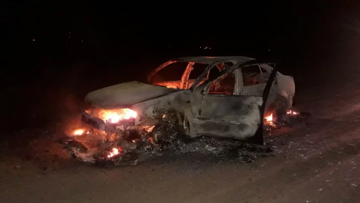 El auto incendiado entre Aldao y Andino había sido robado en Maciel