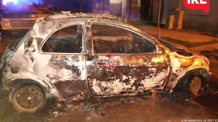 Un auto ardió en llamas durante la madrugada en Maciel: Pérdidas Totales