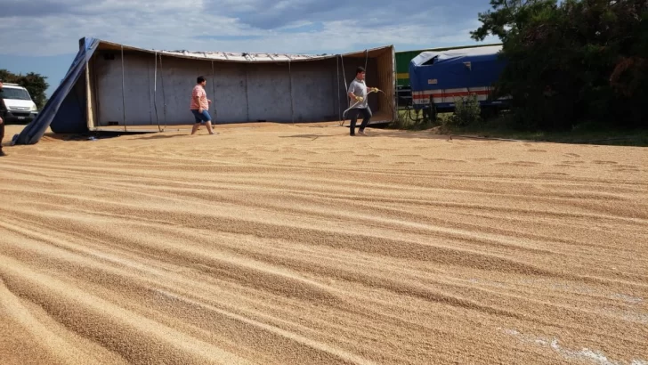 Un camión volcó su carga a la altura de Oliveros e interrumpió la circulación por horas