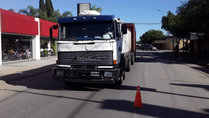 Un camionero de Maciel chocó con otro camión en pleno centro de Oliveros