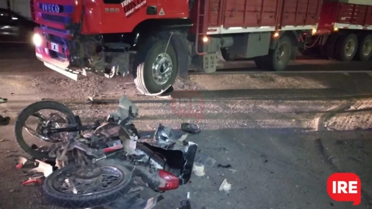 Un camión y una moto chocaron en La Ribera: Un joven de Oliveros herido