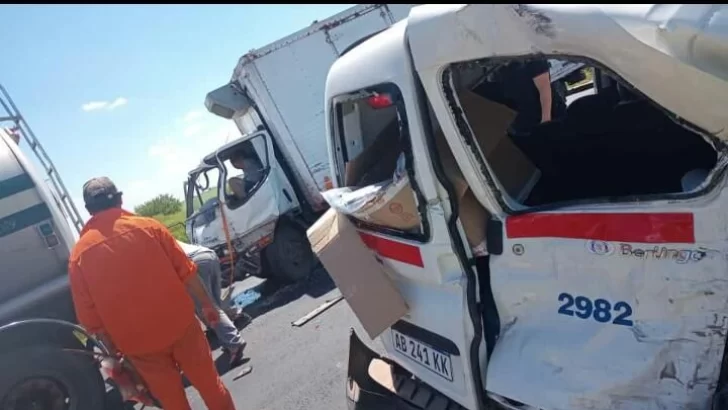 Una camioneta y un furgón chocaron en autopista a la altura de Monje: Un herido