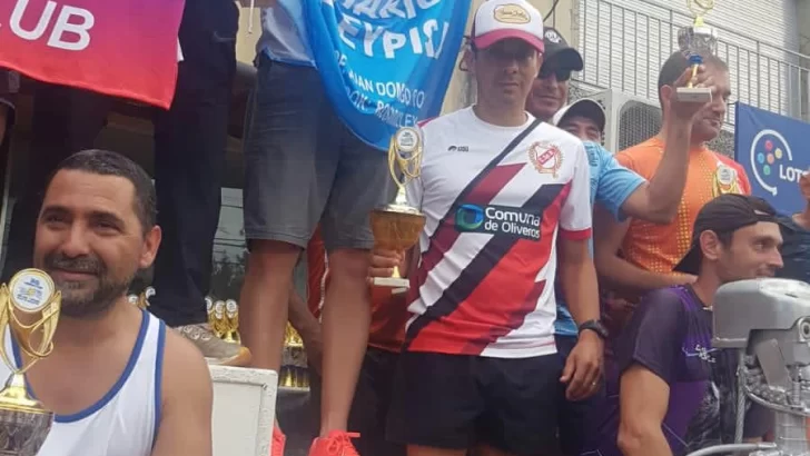 César Sosa representó a Oliveros en la maratón más antigua de Rosario