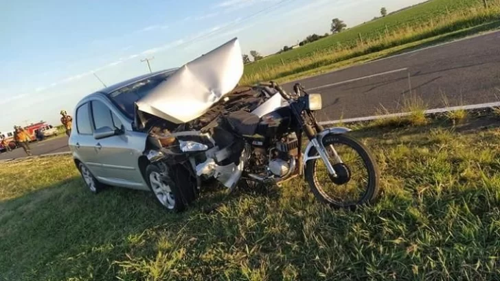 Un auto chocó a una moto y una bici sobre Ruta 10: Tres heridos