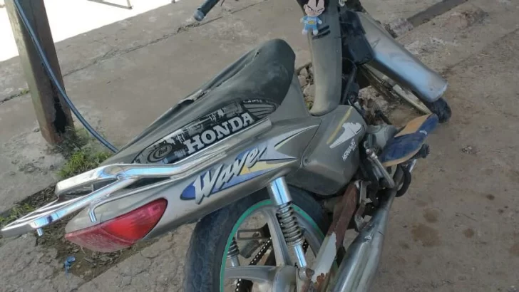 Una moto y un rastrojero chocaron en pleno centro de Maciel: Un herido