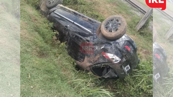 Timbúes: Salió de trabajar, tomó Ruta 11 y volcó: Su auto terminó en la cuneta