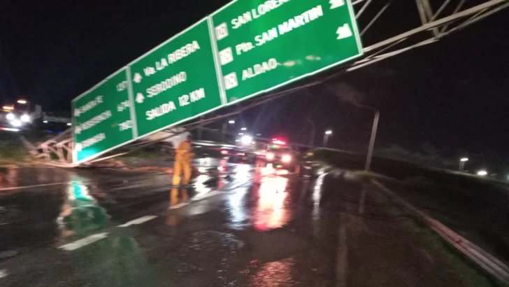 Un camión volcó en autopista y derribó un cartel a la altura de San Lorenzo: Hay demoras