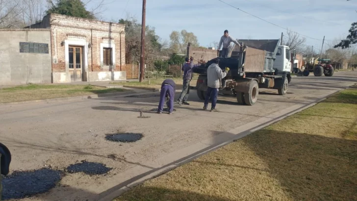 Carrizales avanza con reparaciones y bacheos en calles del pueblo