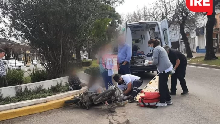 Un auto y una moto chocaron en pleno centro de Maciel: Una mujer se fracturó una pierna